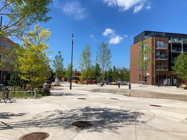 Banegårdspladsen m legende børn - juni 2021