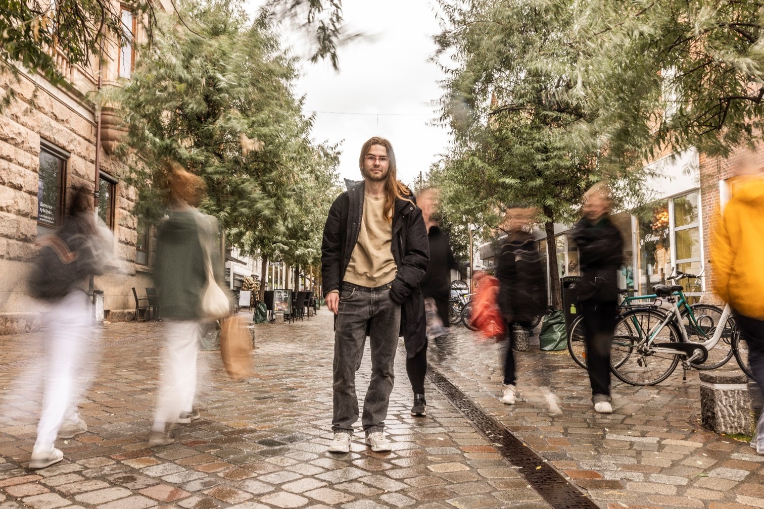 Ung mand, der står alene på gaden