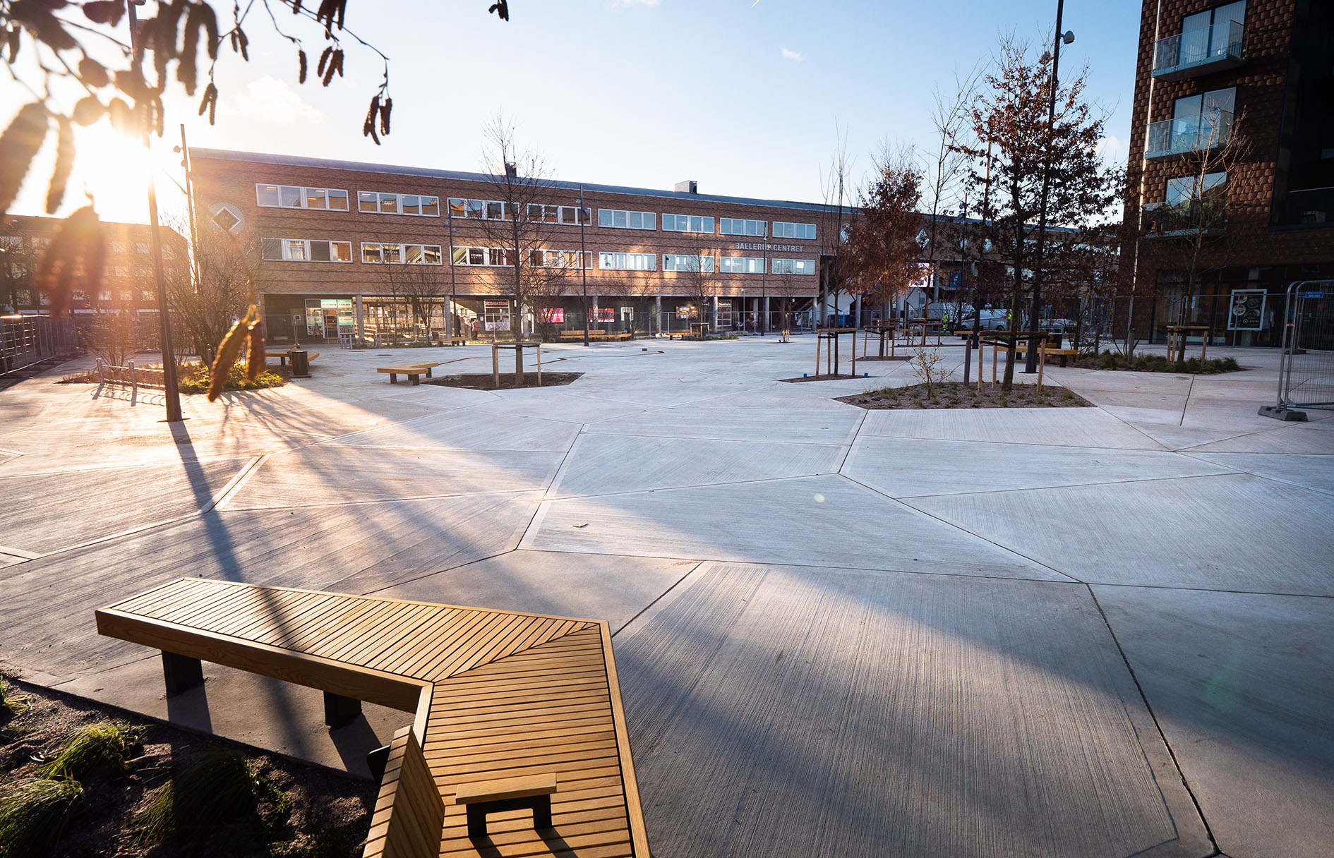 Banegårdspladsen i lav sol