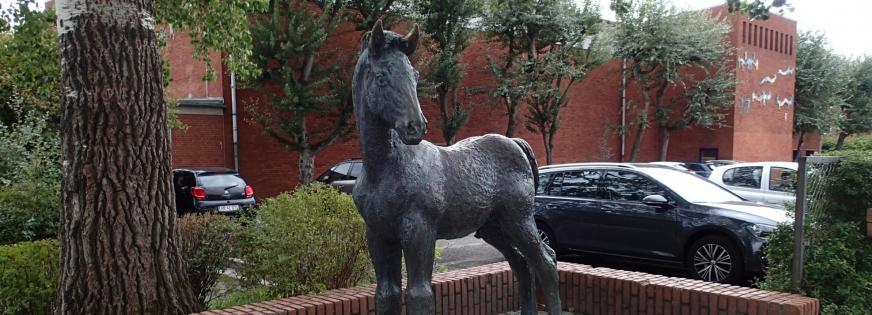 Gudrun Lauesens klassiske bronzeskulptur "Føl" ved Baltorpskolen afd. Rugvænget.