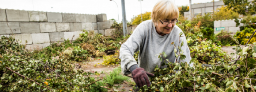 Borger afleverer haveaffald på genbrugsplads