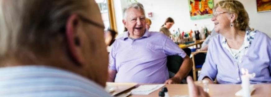 Tre beboere sidder og snakker