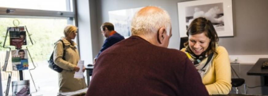 Borger bliver betjent af medarbejder