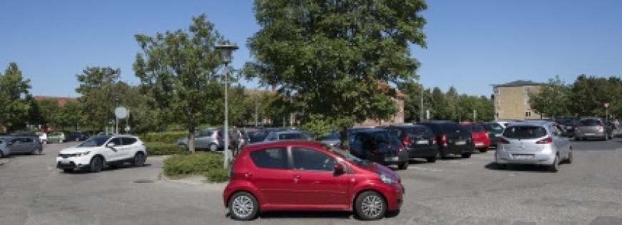 Bil på parkeringsplads