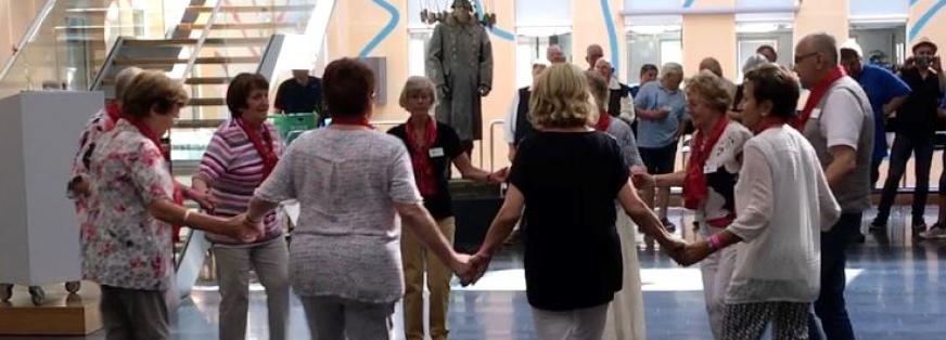 Folk danser i en rundkreds