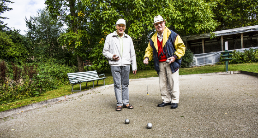 To herrer, som spiller petanque.